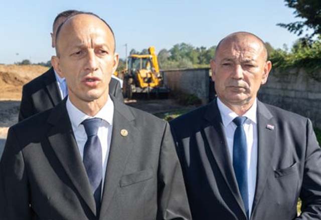 Župan Petry i miniatr Medved na grobištu žrtava koje su pobili partizani poslije rata                                                                                                                                                                     